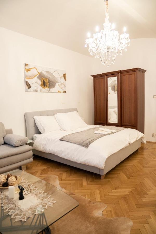 Helen Homestay Vaclavske Namesti Praha Bagian luar foto