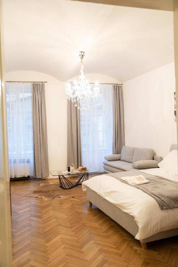 Helen Homestay Vaclavske Namesti Praha Bagian luar foto