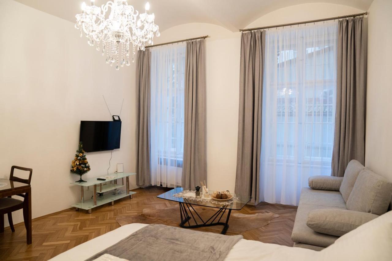 Helen Homestay Vaclavske Namesti Praha Bagian luar foto